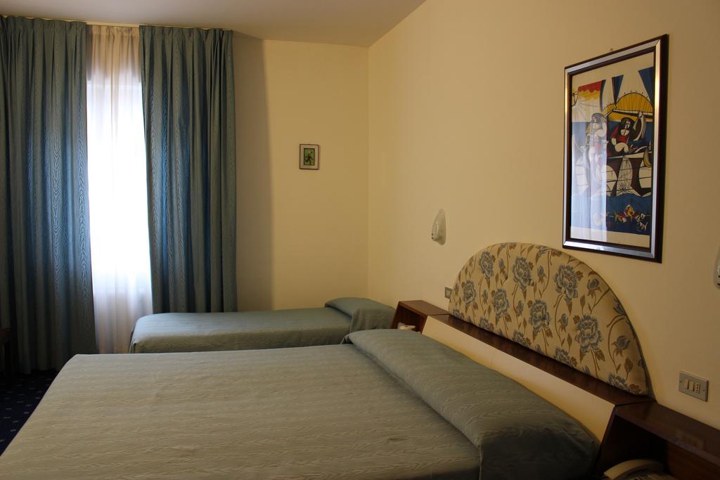 Hotel Pinolo Губбио Экстерьер фото