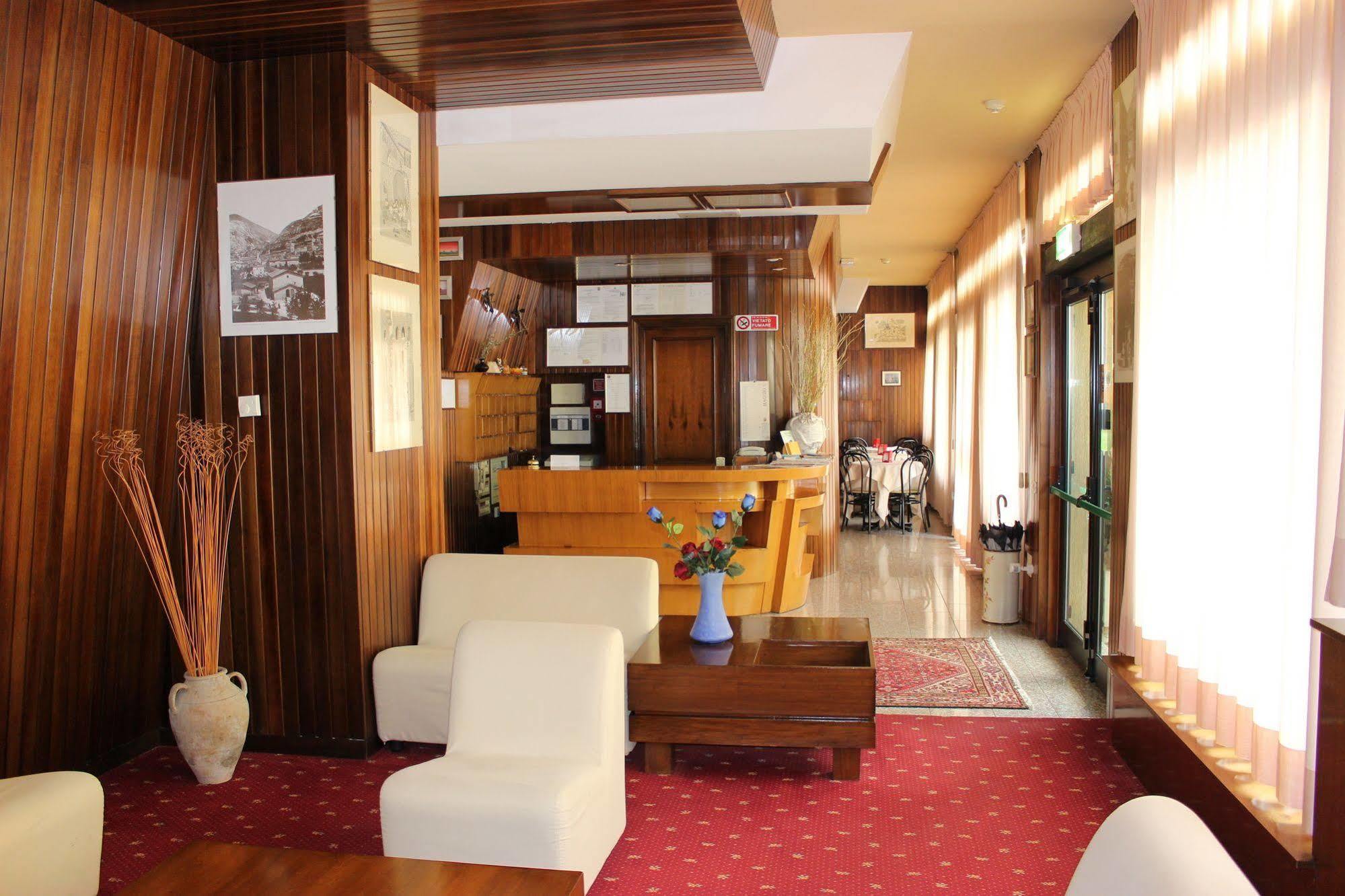 Hotel Pinolo Губбио Экстерьер фото