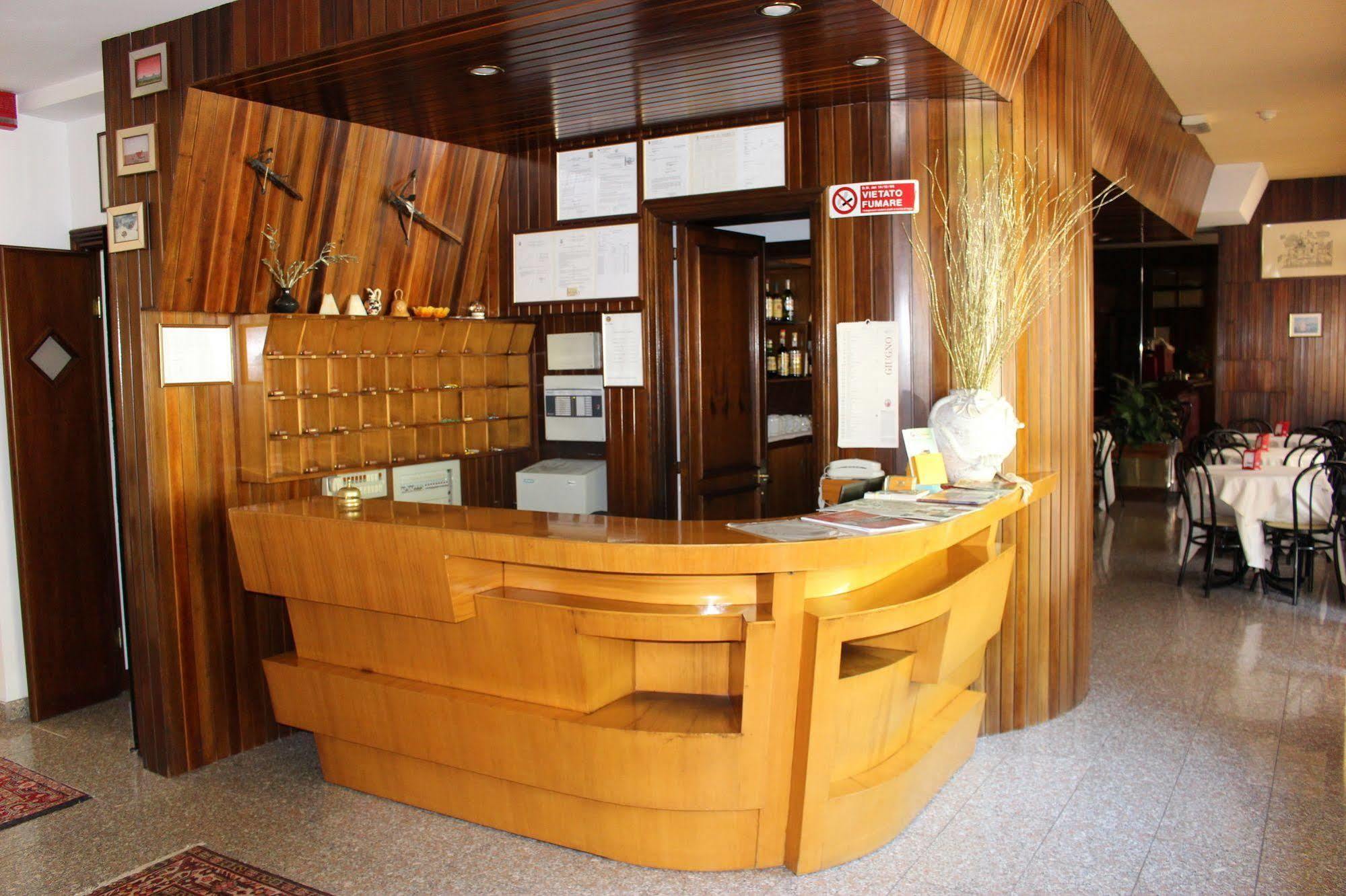 Hotel Pinolo Губбио Экстерьер фото