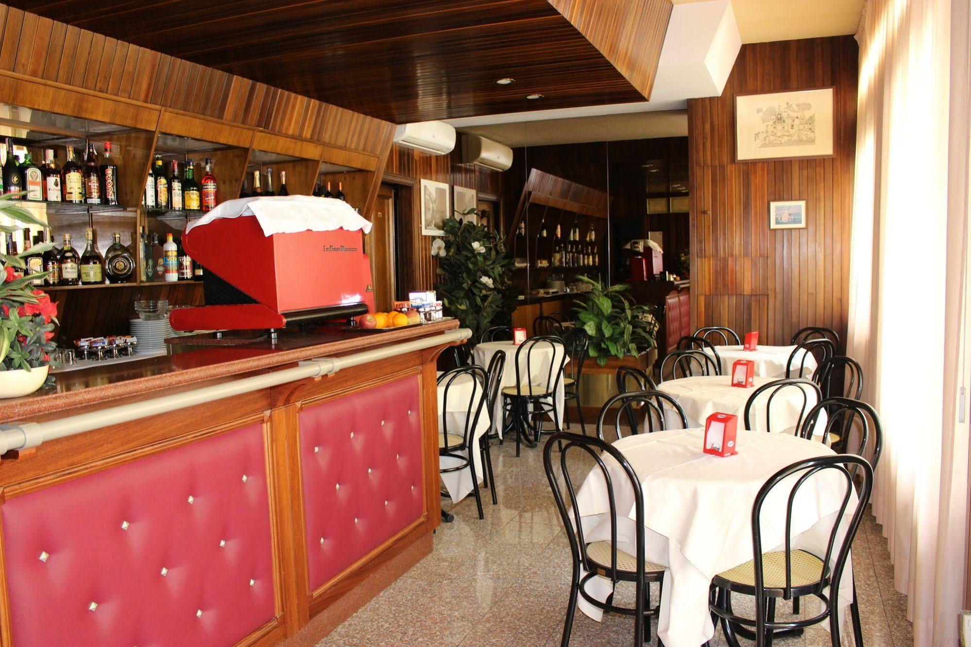 Hotel Pinolo Губбио Экстерьер фото