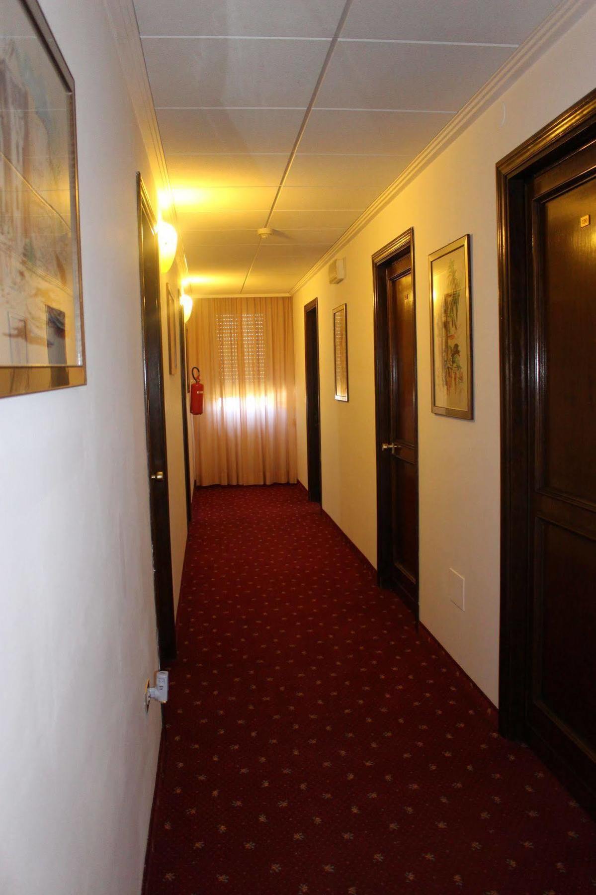 Hotel Pinolo Губбио Экстерьер фото